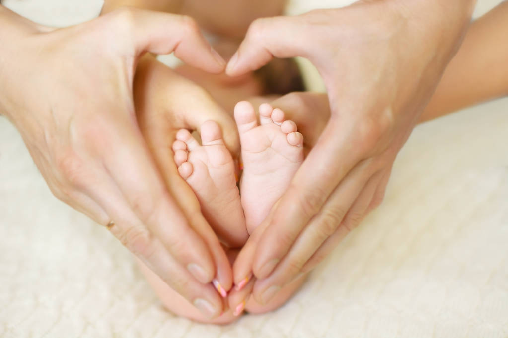 妈妈和爸爸的手︰ 背景模糊的婴儿