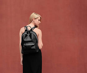 时尚的年轻女子图片