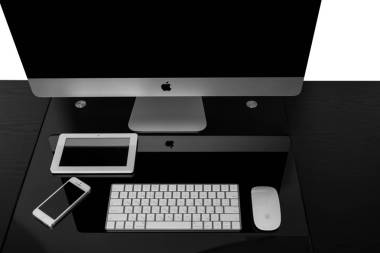 烏克蘭，夫，2016 年 11 月 2 日。蘋果電腦 imac 27 視網(wǎng)膜顯示 5 k 鍵盤和魔術(shù)鼠標(biāo)在黑色的桌子上。在白色背景上孤立
