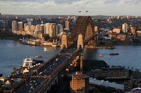 在澳大利亚新南威尔士州悉尼, 悉尼海港大桥在日落时与北悉尼和岩石的空中城市景观景