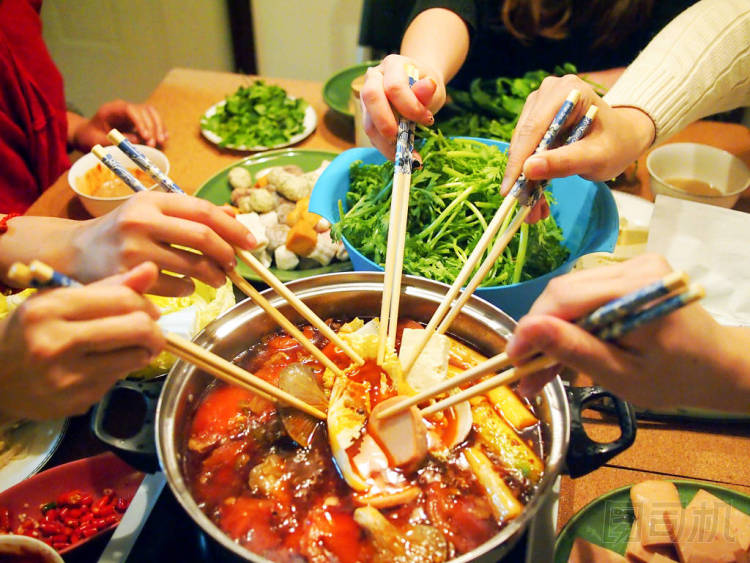 人烹調(diào)用中國(guó)火鍋用筷子. 