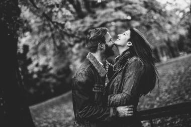 對(duì)年輕夫婦在秋天的公園