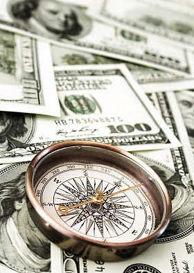 复古指南针和钱图片