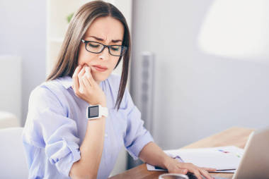 生病的婦人有牙痛.照片