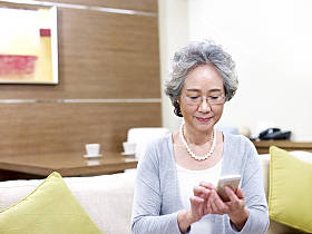 使用手机的高级亚洲女人