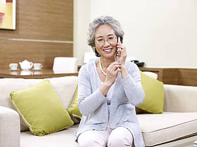 使用手机的高级亚洲女人图片