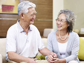 快乐的高级亚洲夫妇 图片