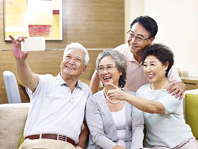 资深人士采取自拍照