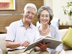 高级亚洲夫妇一起阅读一本书照片