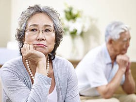 不开心的高级亚洲夫妇