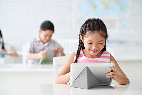 工作在平板电脑在班上的女孩图片