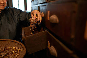 男人以草药从抽屉里图片