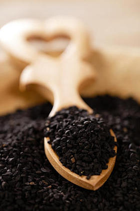 黑色小茴香或 caravay 或洋葱种子的心形状木制 spoo