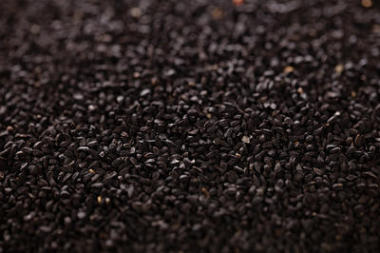 黑色小茴香或 caravay 或洋葱种子背景，浅景深