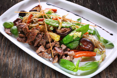 中国沙拉配小麦胚芽和肉