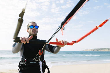 英俊的男人 kitesurfer 的肖像