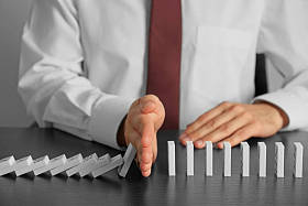 商人手试图阻止