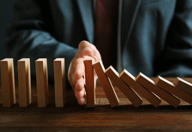 商人手試圖阻止 