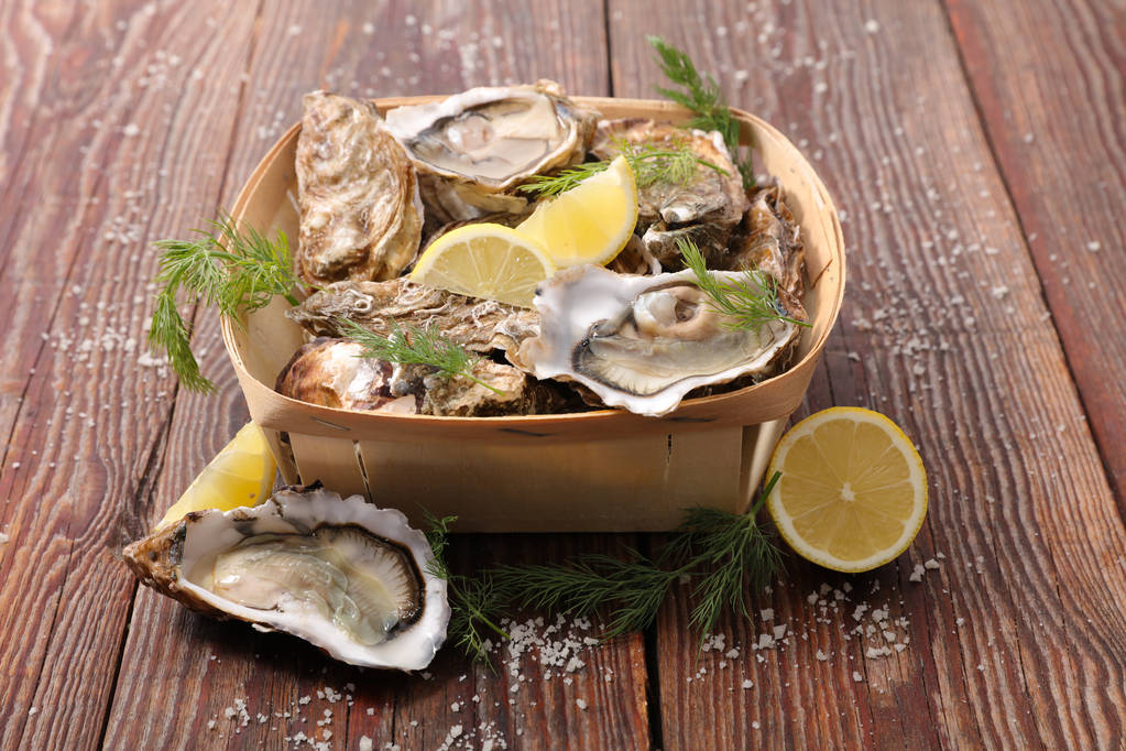 牡蛎和柠檬图片