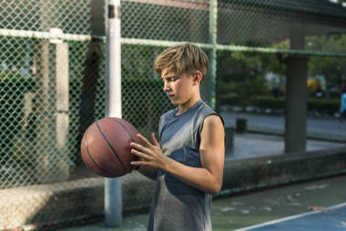 男孩抱著籃球球圖片