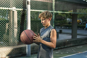 男孩抱着篮球球图片