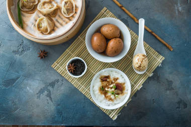 中國流餃子茶雞蛋和稀飯圖片