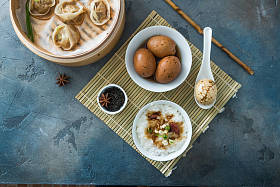 中国流饺子茶鸡蛋和稀饭图片