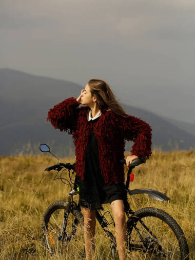 山上的自行車(chē)的女孩照片