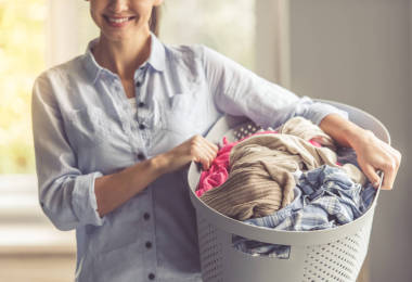 女人洗衣服照片