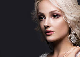 美丽的金发女孩，在新娘的婚礼配件在她头上的图像。美丽的脸