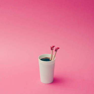 咖啡杯與女性娃娃的腿