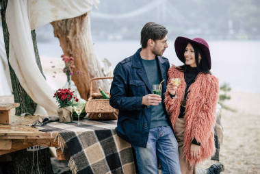 幸福小兩口在露天野餐