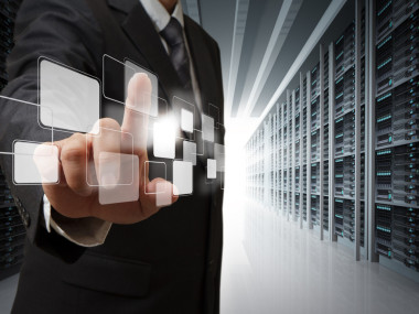 商務男人點服務器機房中的虛擬按鈕