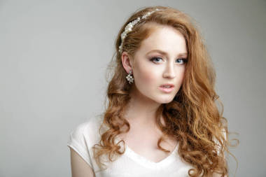 蓝色的大眼睛与波浪发型美丽的金发女孩模型