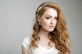 蓝色的大眼睛与波浪发型美丽的金发女孩模型