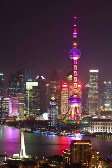 在上海外灘的夜景天際線的空中攝影