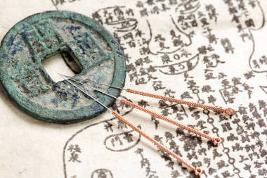 針灸針和老醫(yī)學(xué)圖書(shū) 圖片