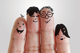 人类手指上绘的笑脸图片