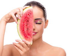 美丽的女子和西瓜上白色孤立