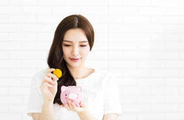 年轻美丽的女子和储钱