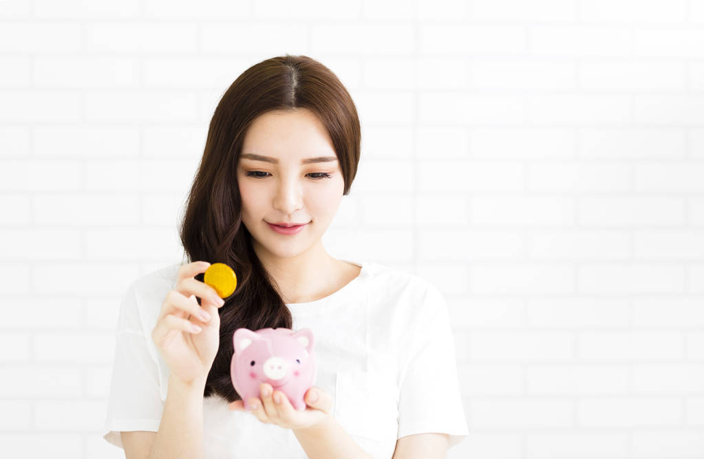 年轻美丽的女子和储钱