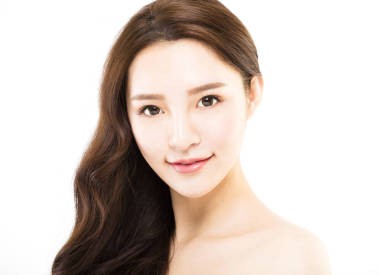 特寫年輕美麗的女人臉上白色背景