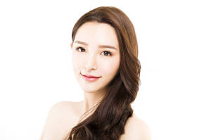 特写年轻美丽的女人脸上白色背景