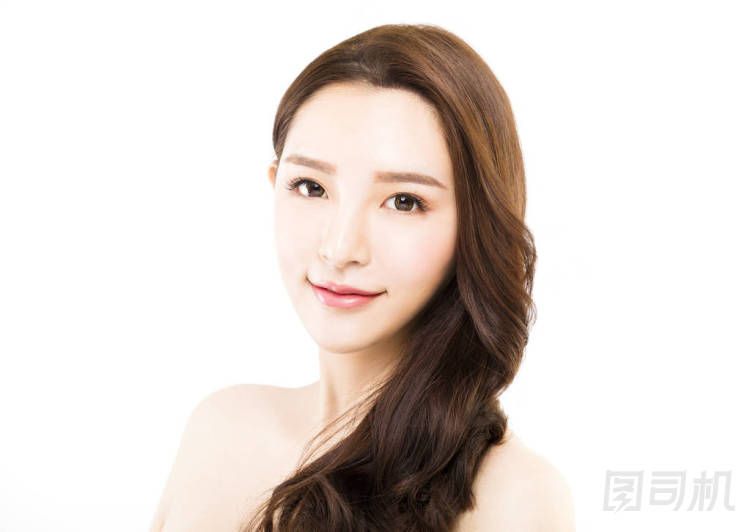 特寫年輕美麗的女人臉上白色背景