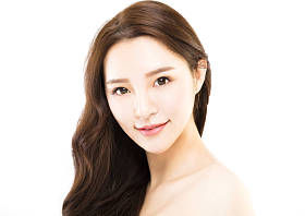 白色背景的年轻漂亮女人的画像