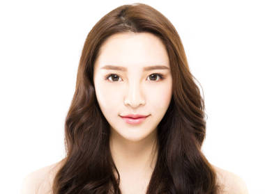 白色背景的年輕漂亮女人的畫像