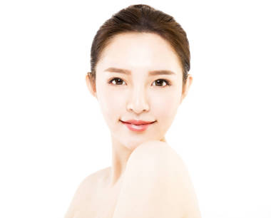 特寫年輕女子臉上白色孤立
