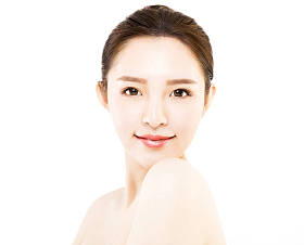 特写年轻女子脸上白色孤立