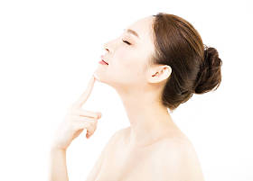 年轻女子美丽的脸庞，肌肤清澈
