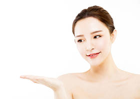 年轻女子在手掌上显示空副本空间